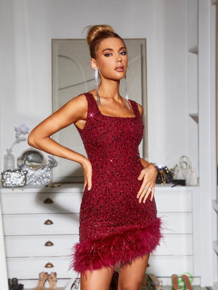 Araluen - Robe courte à plumes et sequins - Vin – Image 3