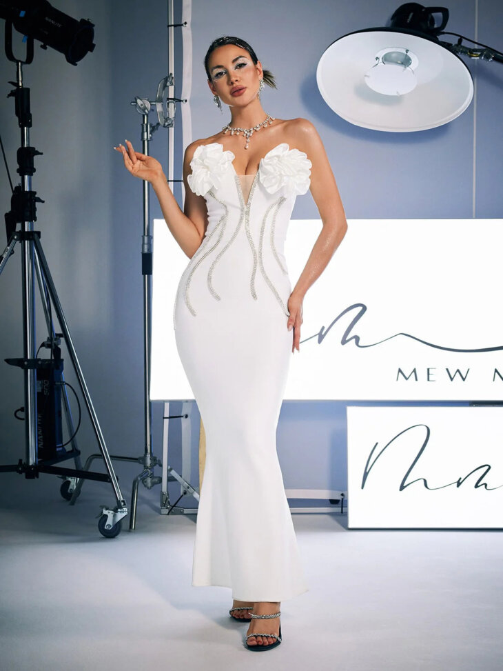 Robe bandage sans bretelles à fleurs en cristal Musa en blanc