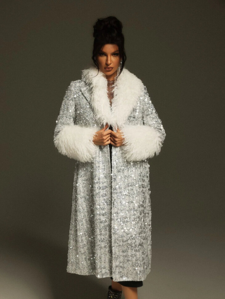Manteau à paillettes et col en fausse fourrure Panue – Image 3