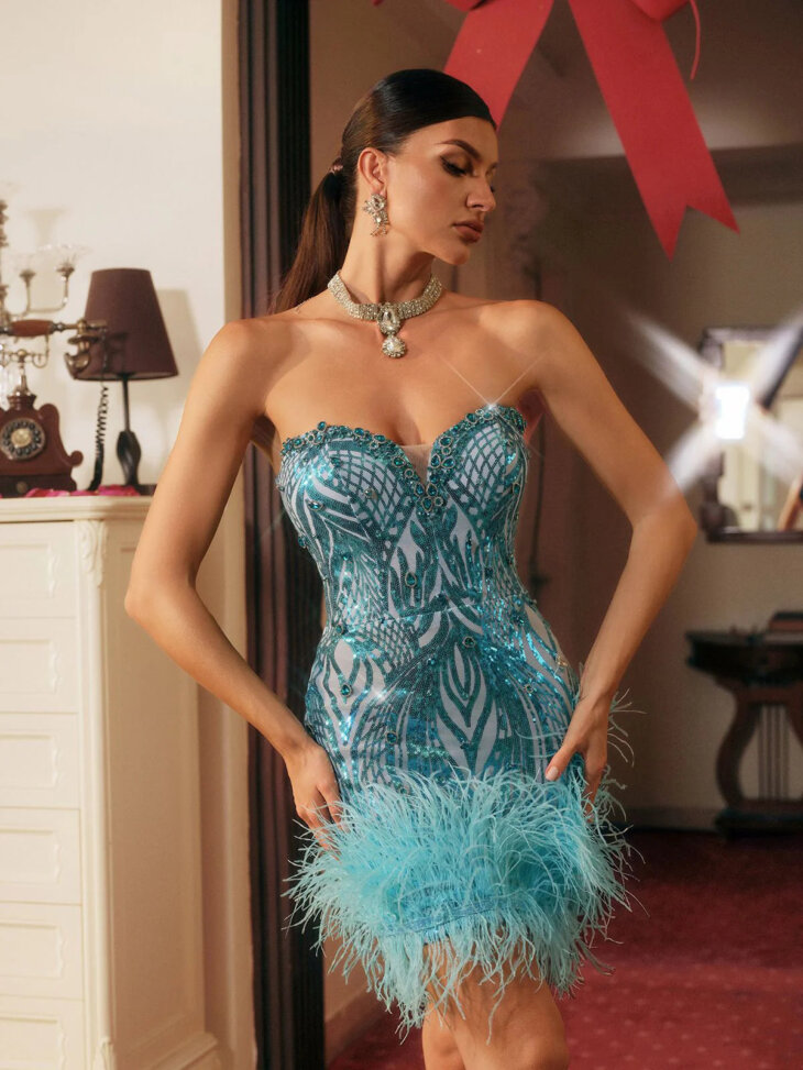 Blissany - Robe courte sans bretelles avec plumes et strass – Image 4