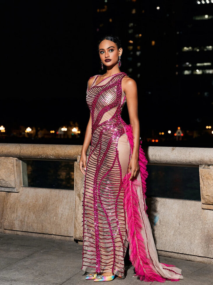 Lyda - Robe drapée en maille à sequins et découpes - Rose vif – Image 3