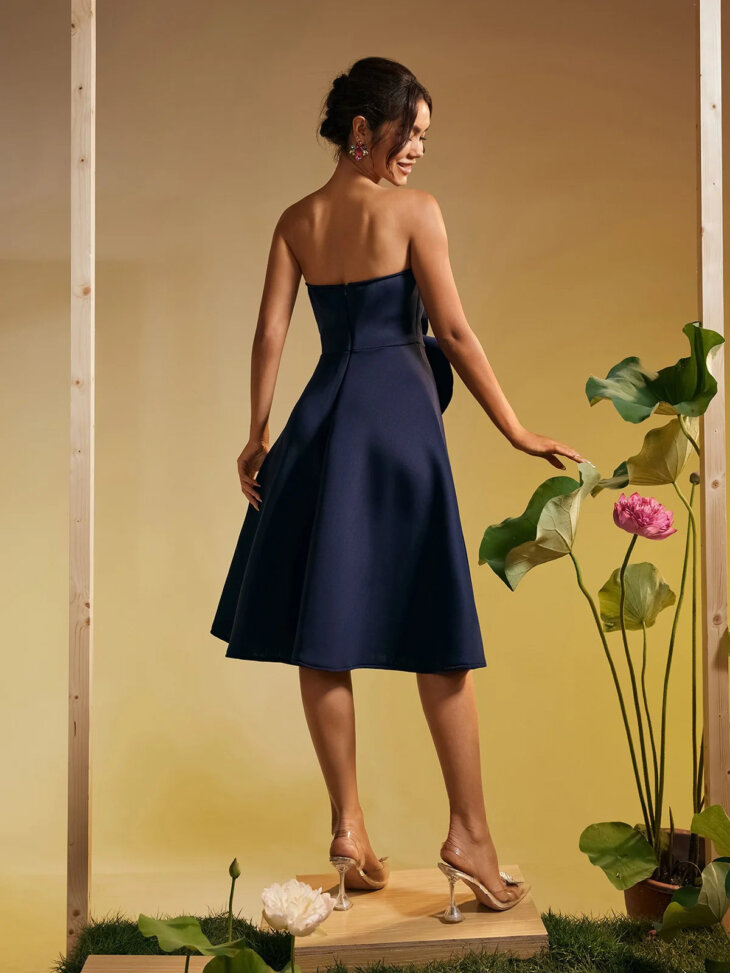 Robe midi froncée fleurie sans bretelles Polly – Image 2