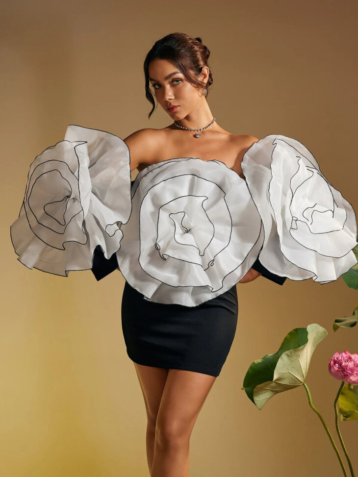 Selasi - Robe courte fleurie à épaules dénudées