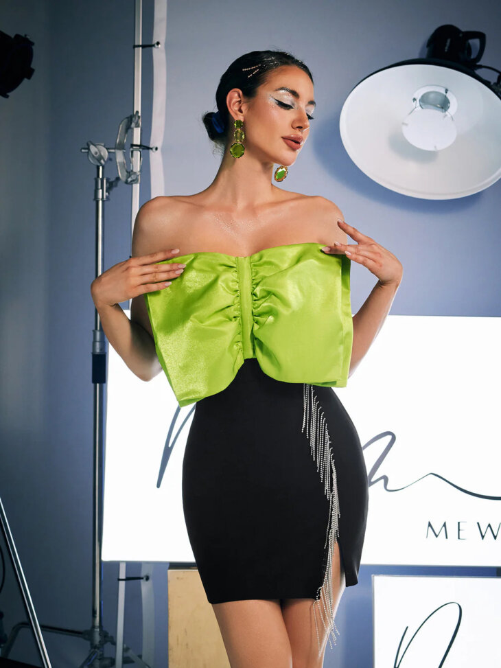Idony - Mini-robe bustier à franges en cristal et nœud – Image 4