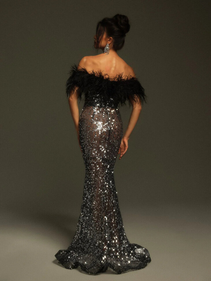 Robe longue Tayne à épaules dénudées et plumes avec strass – Image 2