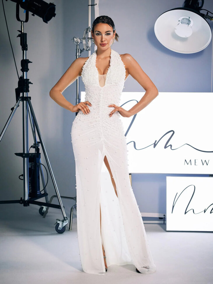 Robe sirène ornée de perles à col licou Eliam – Image 4