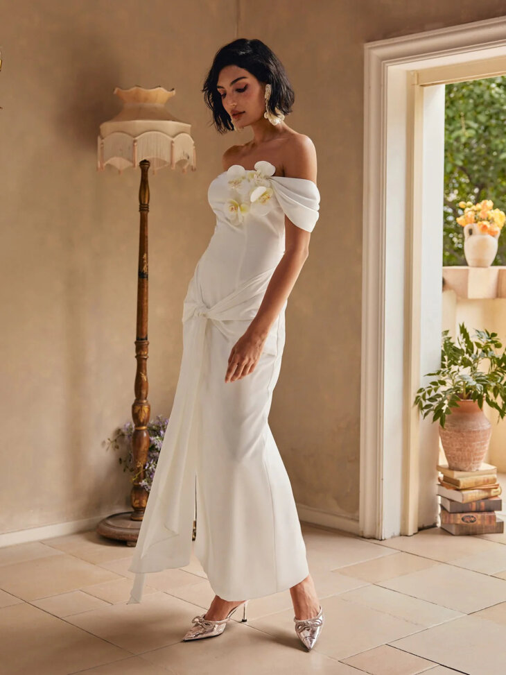 Robe longue drapée à fleurs et épaules dénudées Rekha – Image 5