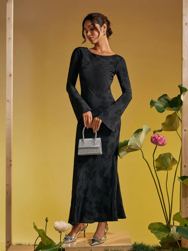 Robe longue Cecily à manches longues et imprimé roses en noir – Image 3