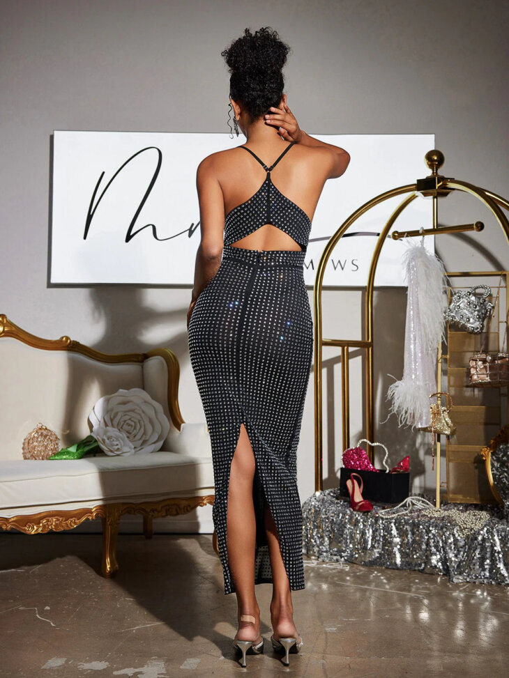 Denali - Robe mi-longue à col licou et strass creux - Noir – Image 2