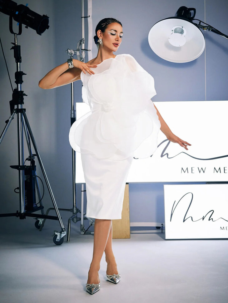 Robe mi-longue en satin à fleurs asymétriques Gannon