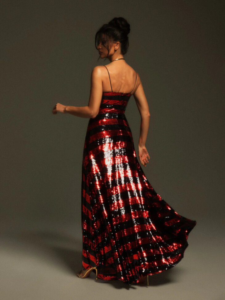 Robe longue à sequins et rayures spaghetti Rupali – Image 2