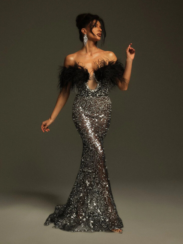 Robe longue Tayne à épaules dénudées et plumes avec strass – Image 4