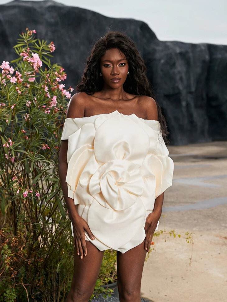 Gannon - Mini-robe en satin à fleurs et épaules dénudées – Image 4