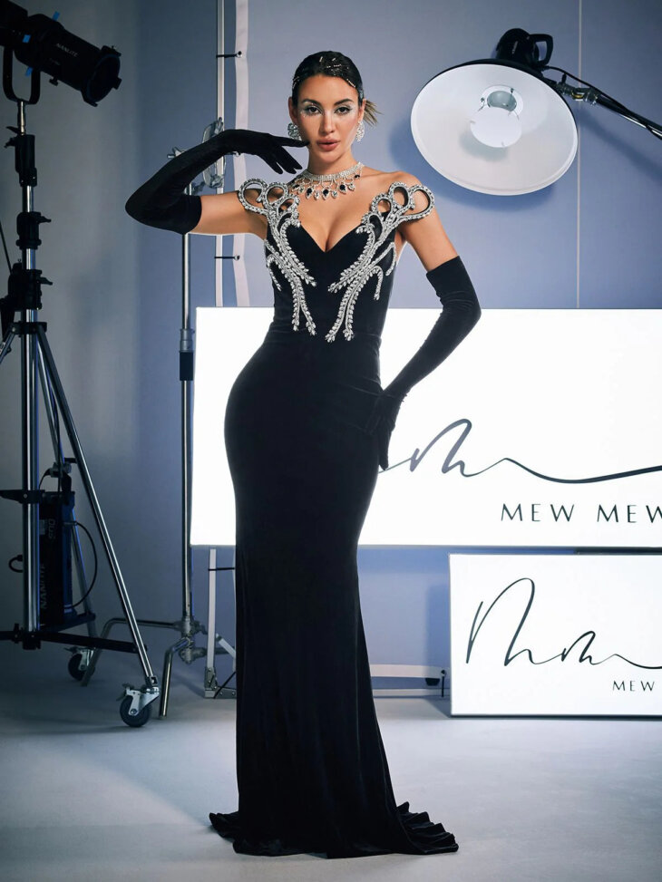 Robe sirène sans bretelles en velours cristal Zamir avec gants – Image 3