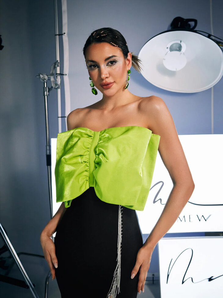 Idony - Mini-robe bustier à franges en cristal et nœud – Image 7