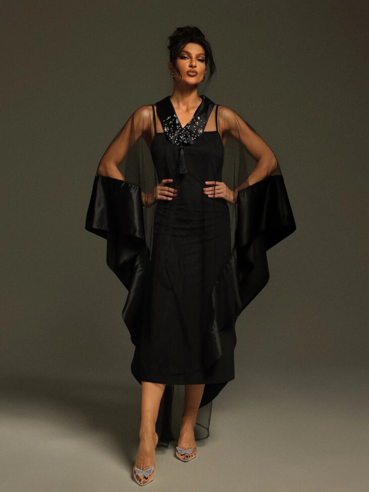 Robe longue cape Dellesa à col en V – Image 5