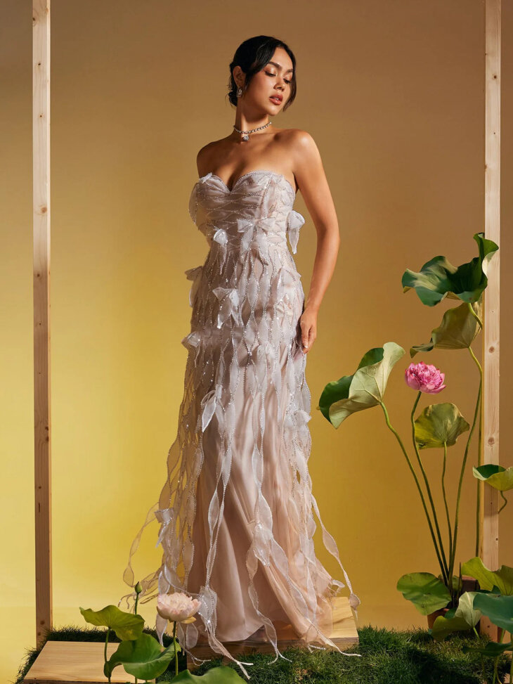 Robe longue sans bretelles à franges et nœud à sequins Omri