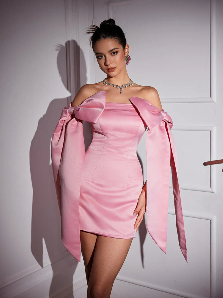 Mini-robe en satin à épaules dénudées et nœud Camerin – Image 3