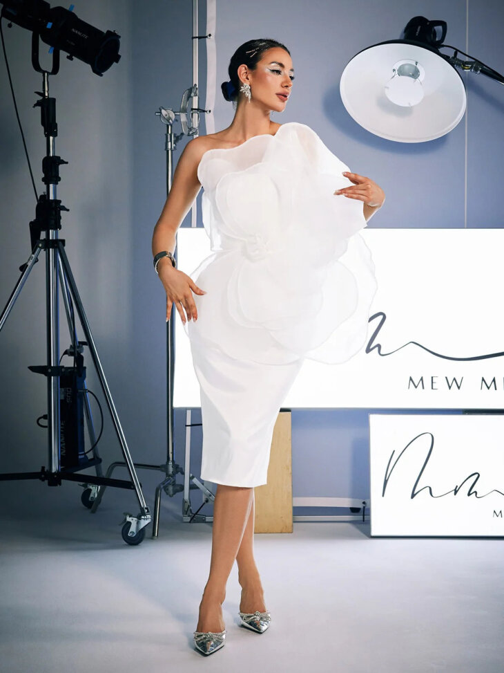 Robe mi-longue en satin à fleurs asymétriques Gannon – Image 2