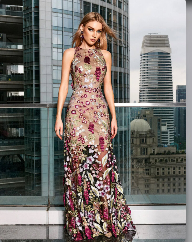 Robe brodée florale sans manches Aero – Image 2