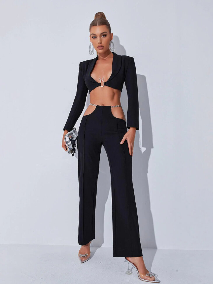 Gwyneth - Ensemble blazer à décolleté plongeant et découpe en chaîne - Noir – Image 4