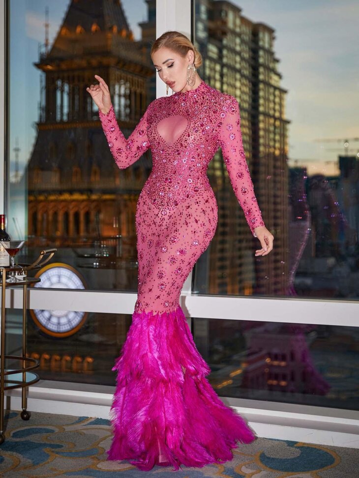 Akira - Robe longue à manches longues avec plumes et strass