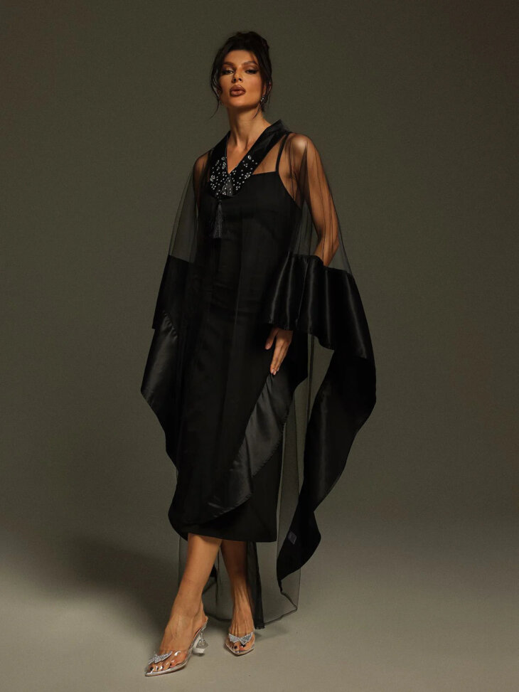 Robe longue cape Dellesa à col en V – Image 3