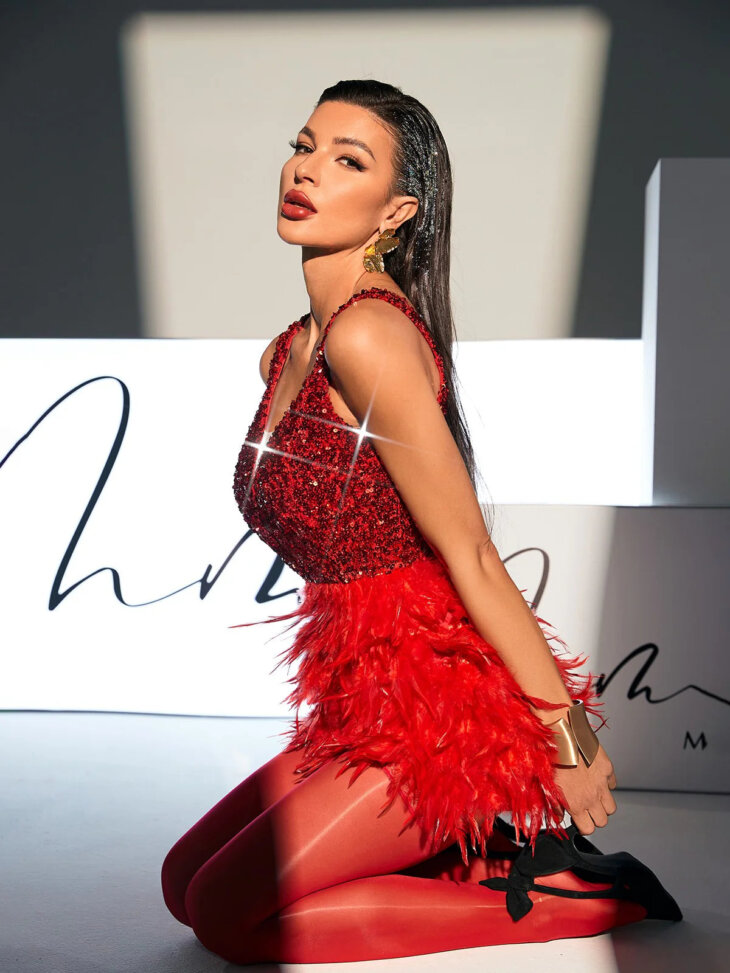 Malachi - Robe courte à plumes et sequins - Rouge – Image 5