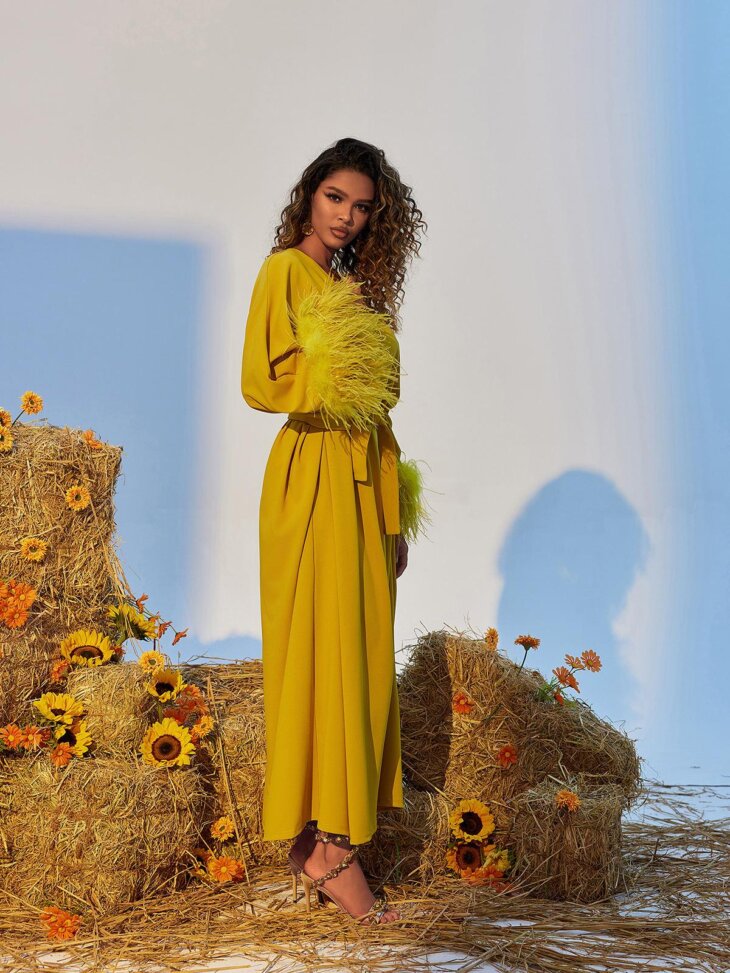 Ceridwen - Robe longue fendue à col en V et bordée de plumes – Image 3