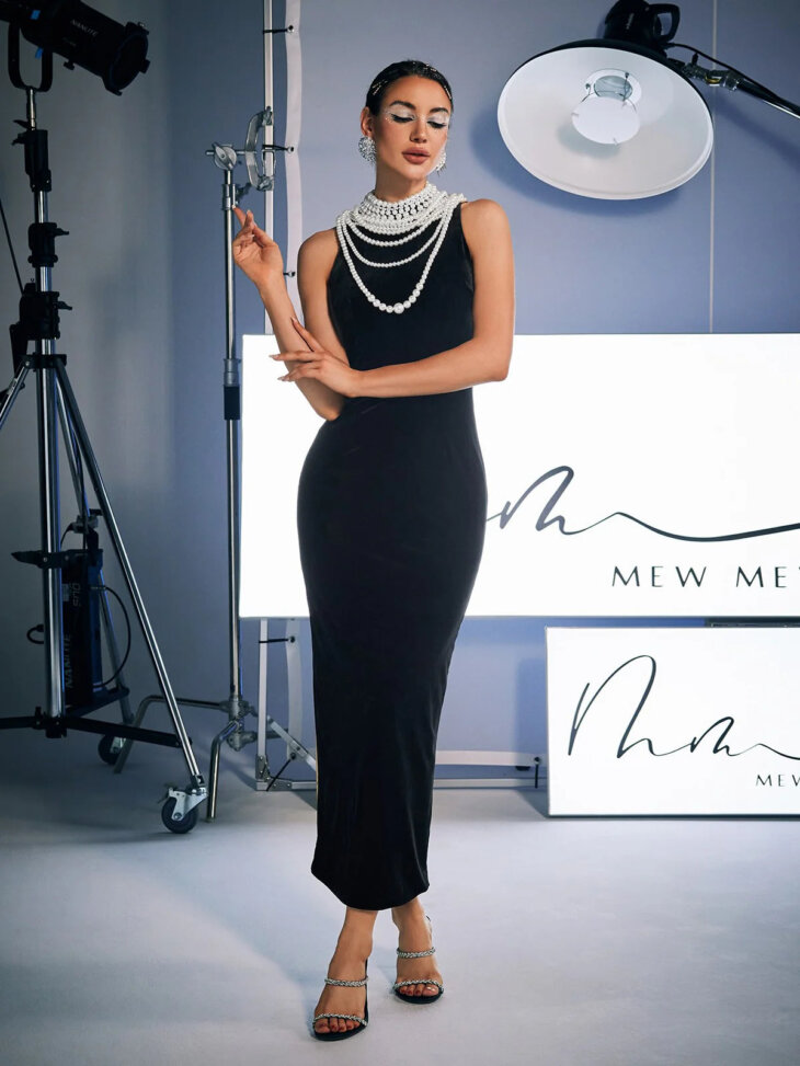 Robe longue à col montant ornée de perles Dustin – Image 3