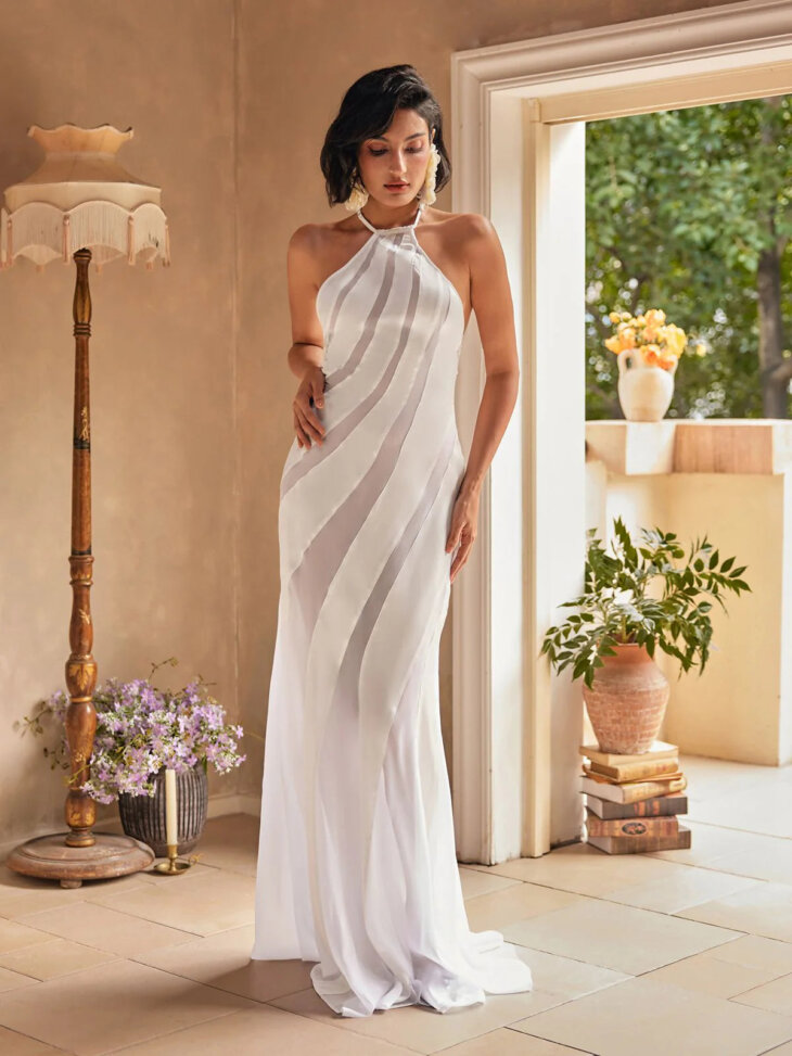 Robe longue en satin à col nu Narwani – Image 3