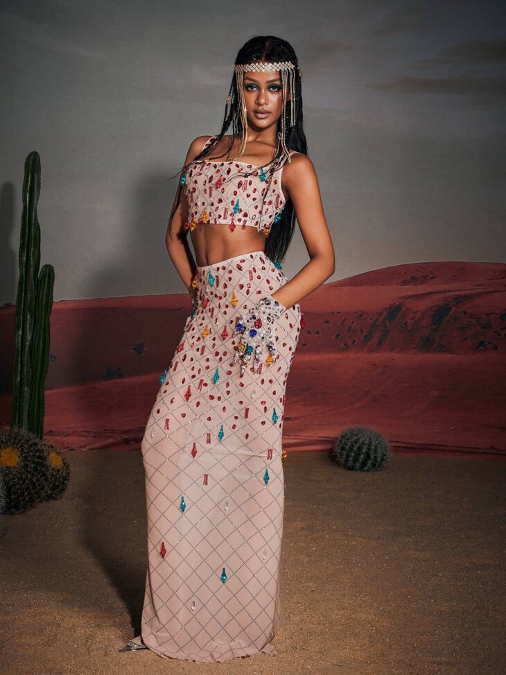 Malik - Ensemble jupe fendue en strass - Nude – Image 2