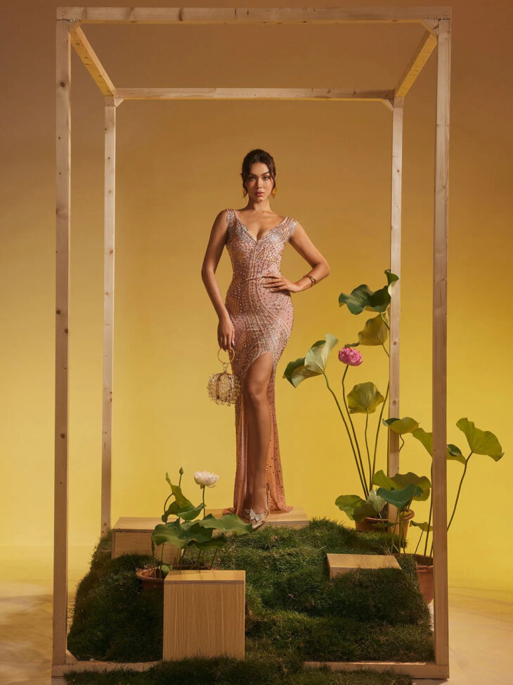 Robe longue fendue avec strass et col en V Manon – Image 5